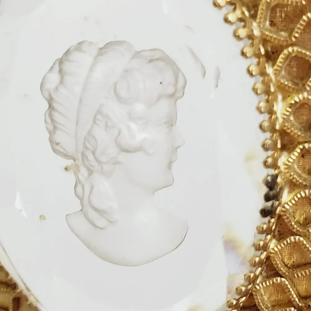 Vintage Whiting & Davis Gold Tone Reverse Carved Glass‎ Cameo Necklace 18” Chain - Picture 5 of 10